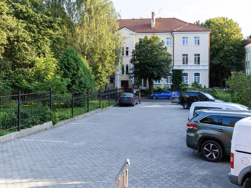 Размеченная парковка для пациентов рядом со зданием клиники