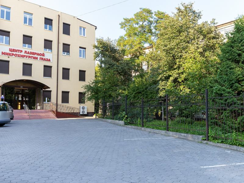 Мощёная парковочная площадка перед входом в клинику